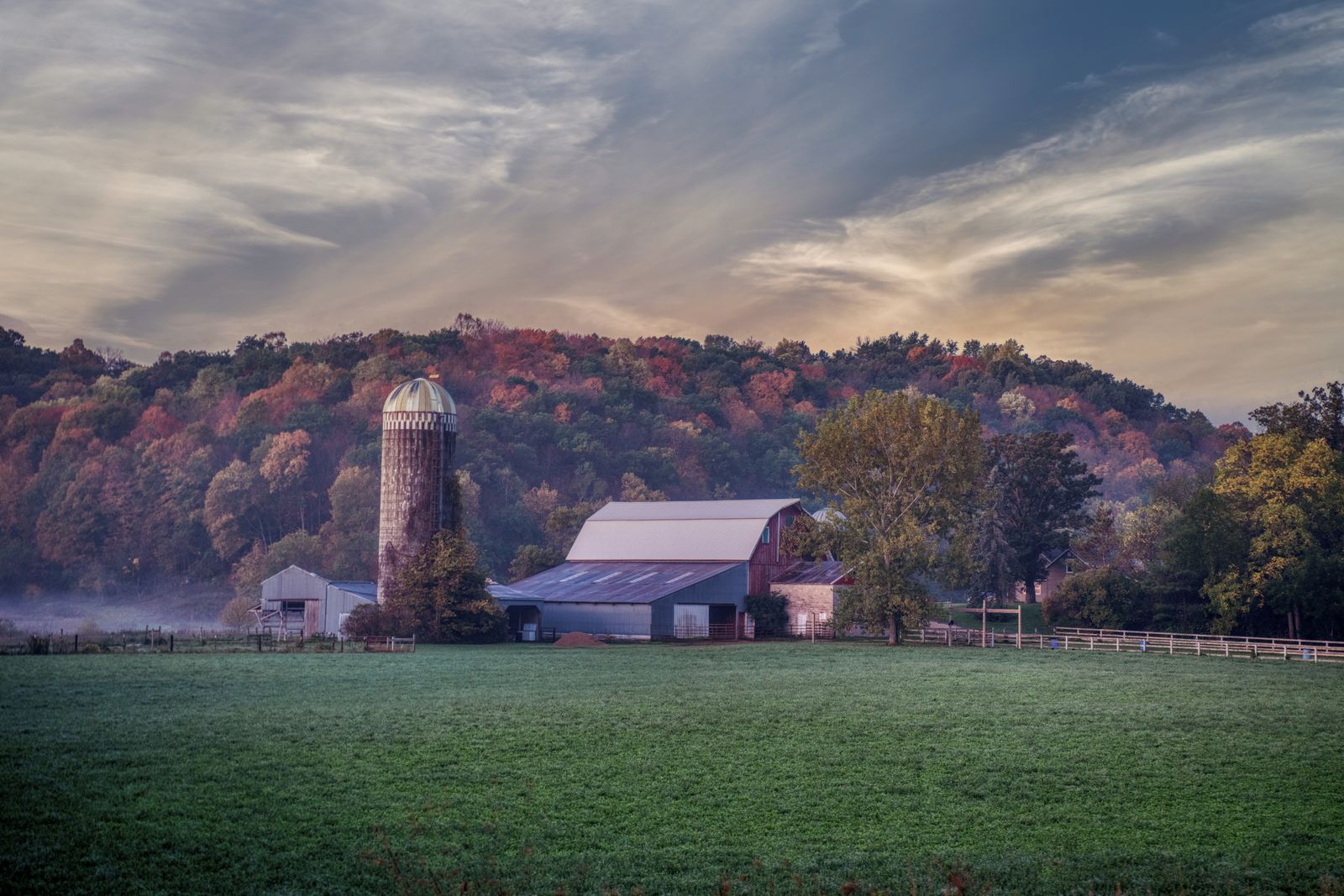 Landwirtschaftliches Wirtschaftsgebäude mit Silo im Münsterland